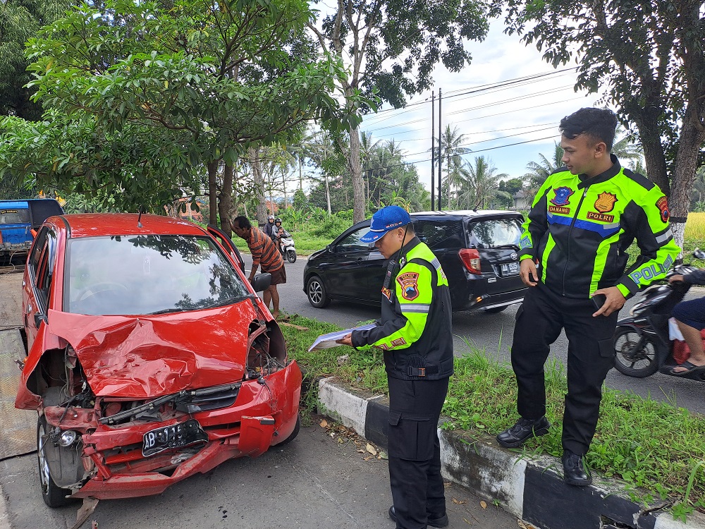 Kondisi mobil Suzuki Karimun merah yang terlibat kecelakaan karambol di Jalan Soekarno-Hatta di dekat Kantor Dinas Perhubungan Kabupaten Magelang.