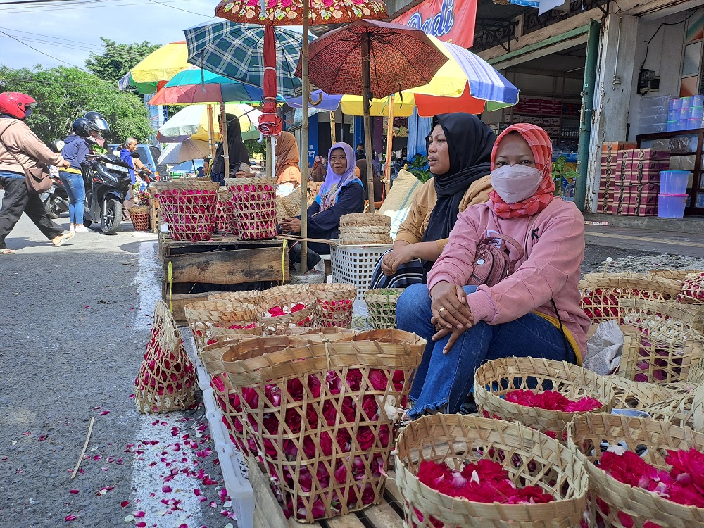 Penjual bunga mawar tabur di Pasar Rejowinangun, Kota Magelang, Senin (8/4/2024).