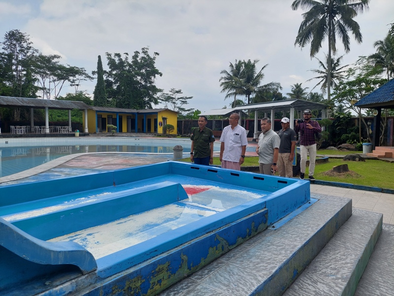 Penjabat Bupati Temanggung, Hary Agung Prabowo meninjau Pikatan Water Park, Senin (8/4/2024).