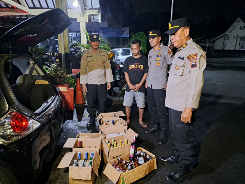 Polsek Muntilan amankan puluhan botol miras yang disimpan dalam mobil dan diduga hendak dijual, Senin (8/4/2024).