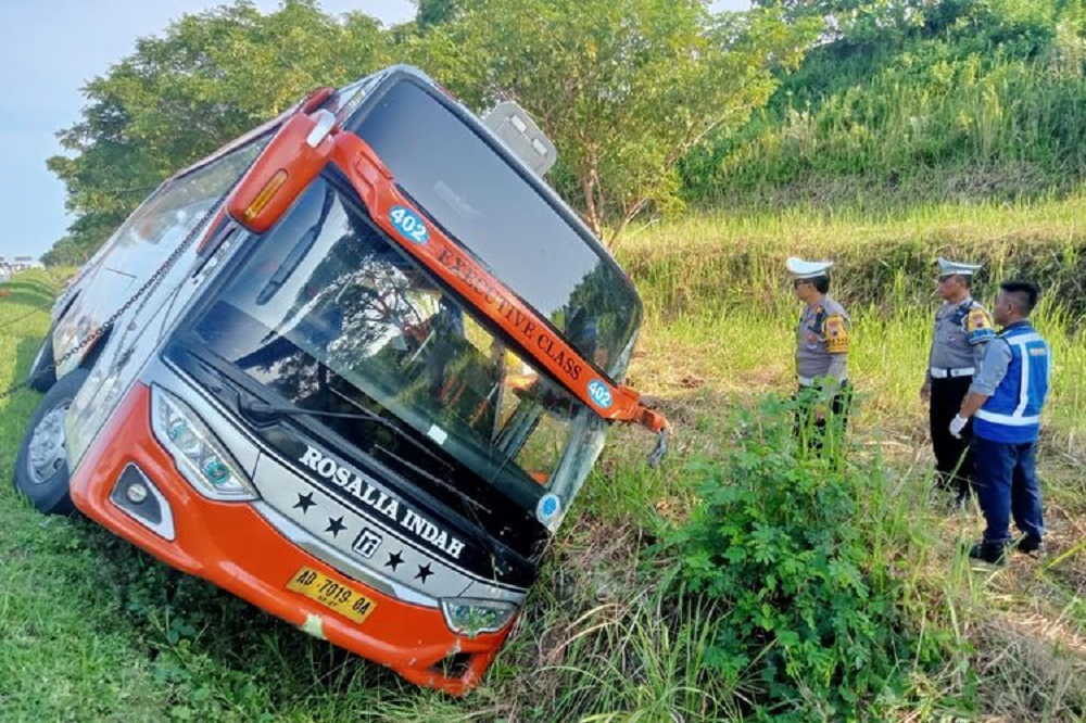 Kecelakaan tunggal Bus Rosalia Indah bernopol AD 7019 OA di tol Batang-Semarang sekitar pukul 06.35 WIB pada Kamis (11/4/2024).