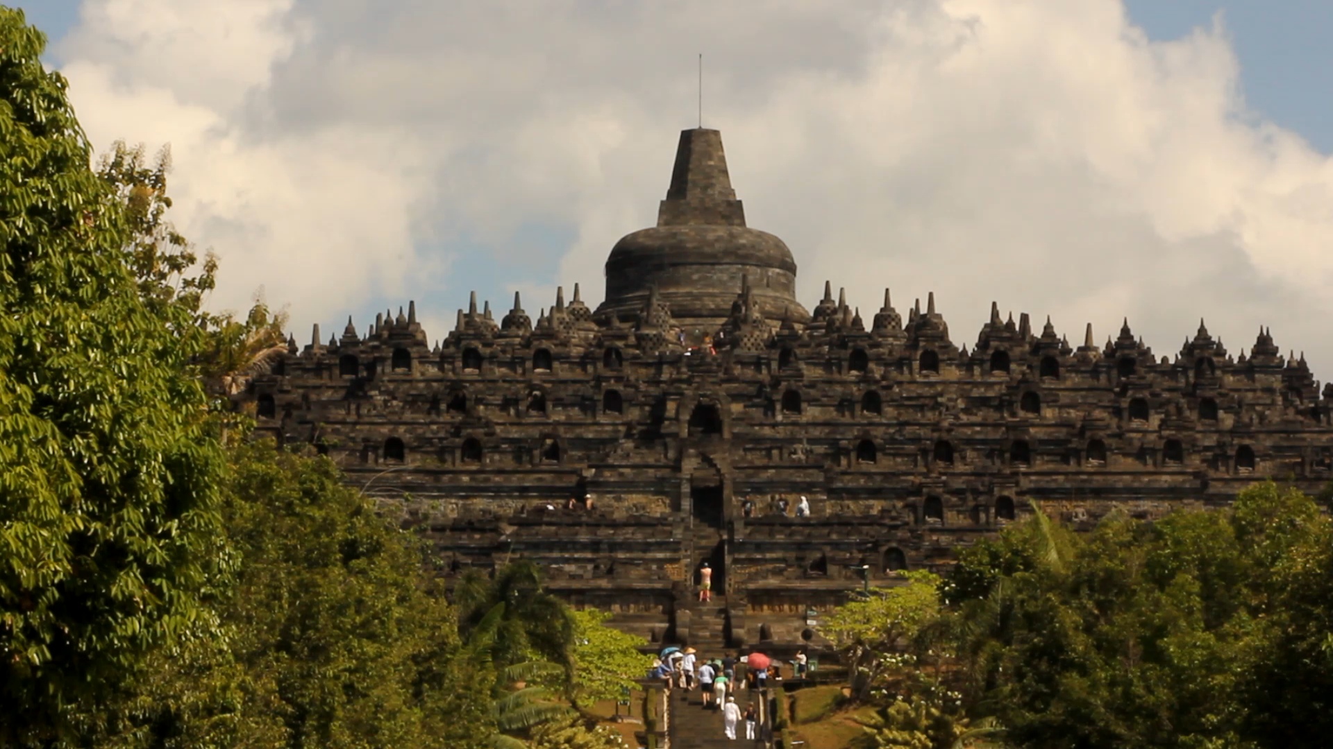 Candi Borobudur selama libur Lebaran akan buka lebih lama. Jam buka lebih awal dan tutup lebih lambat dibandingkan hari biasa.