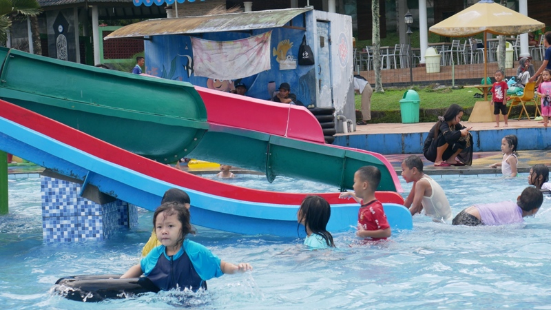 Anak-anak berenang di kolam air Pikatan Water Park Kabupaten Temanggung, Minggu (14/4/2024).