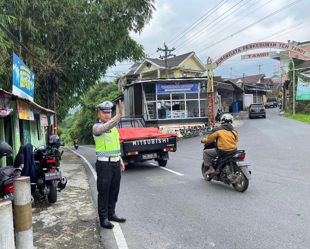Polres Wonosobo mulai Sabtu (13/4/2024) terapkan jalan satu arah atau one way saat masuk objek wisata Dieng.