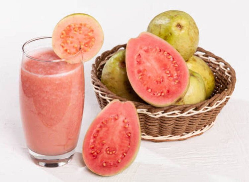 Manfaat jus jambu biji sangat bagus untuk sistem pencernaan dan bertindak sebagai pencahar alami karena merupakan sumber serat yang kaya.