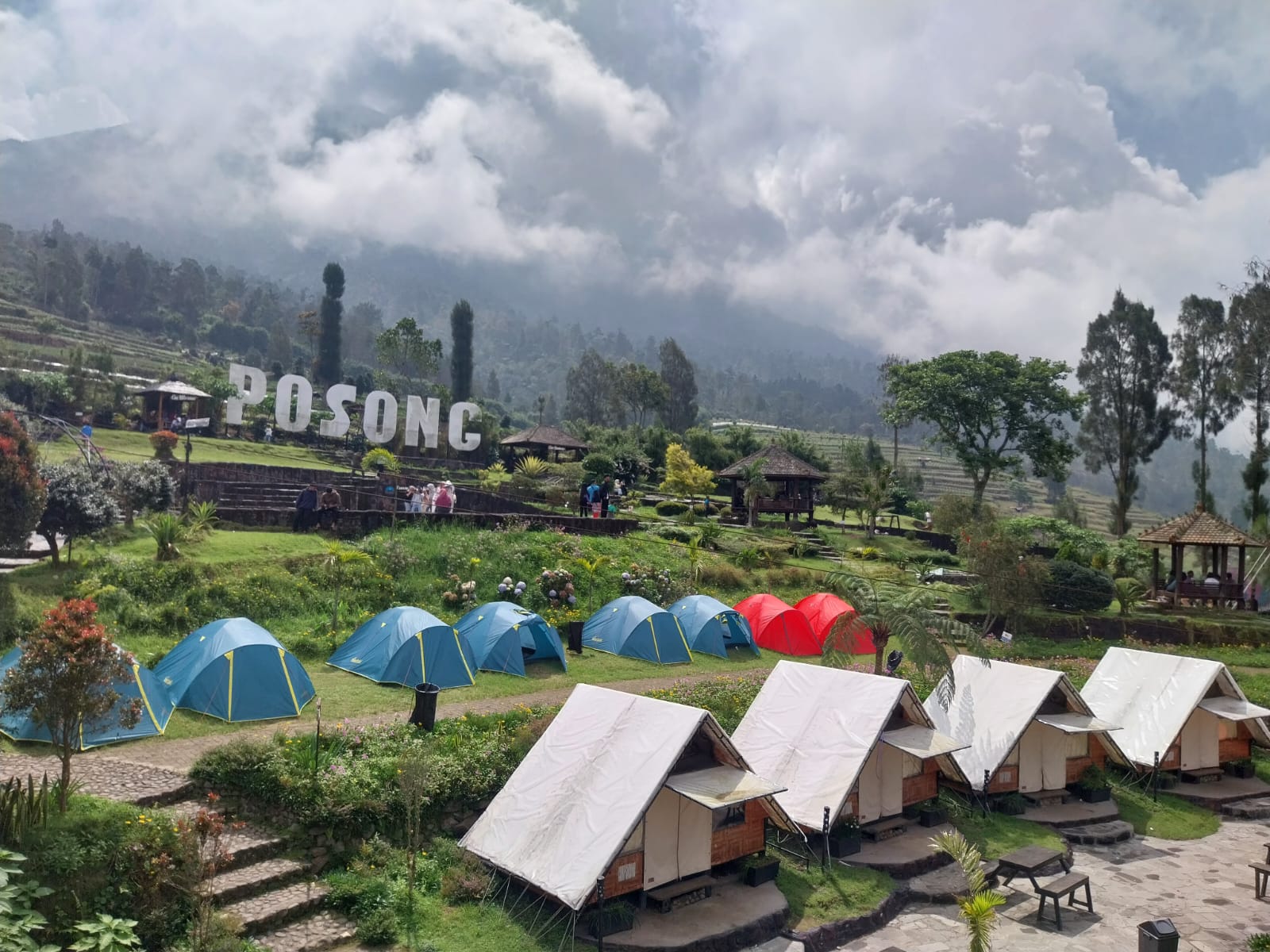 Penginapan atau camping ground di Objek Wisata Posong, Desa Tlahab, Kecamatan Kledung, Kabupaten Temanggung.