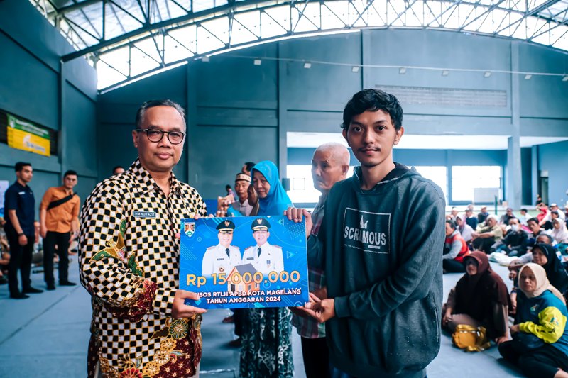 Wali Kota Magelang dr Muchamad Nur Aziz menyerahkan bantuan RTLH kepada warga penerima manfaaat, di Lapangan Tenis Indoor Moncer Serius,  beberapa waktu lalu.