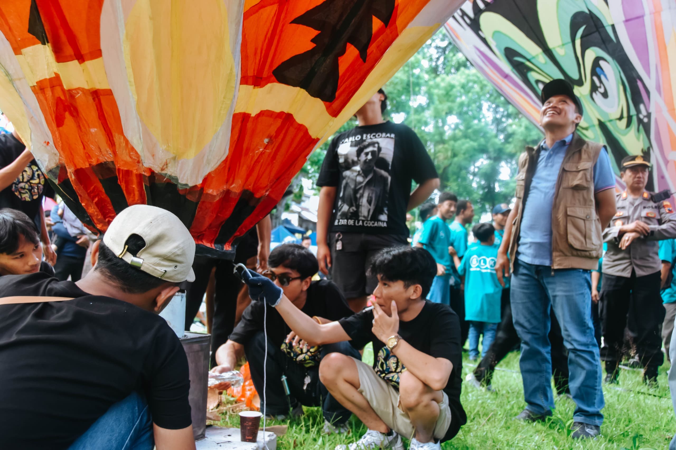 Bupati Wonosobo Afif Nurhidayat saat menyaksikan acara penerbangan balon di Kelurahan Sambek, Kecamatan Wonosobo kemarin.