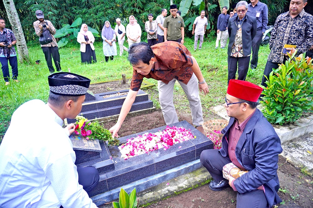 Rektor Untidar Prof Dr Sugiyarto dan rombongan saat berziarah ke makam rektor ketiga UTM Drs Jojok Taruna Wijaya di Pemakaman Secang, Magelang.