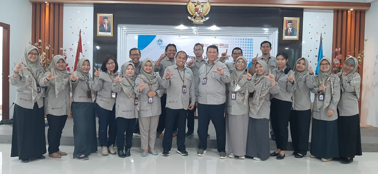 Jajaran Balai Bahasa Provinsi Jawa Tengah usai rapat persiapan pembangunan ZIWBK, Kamis (18/4/2024).