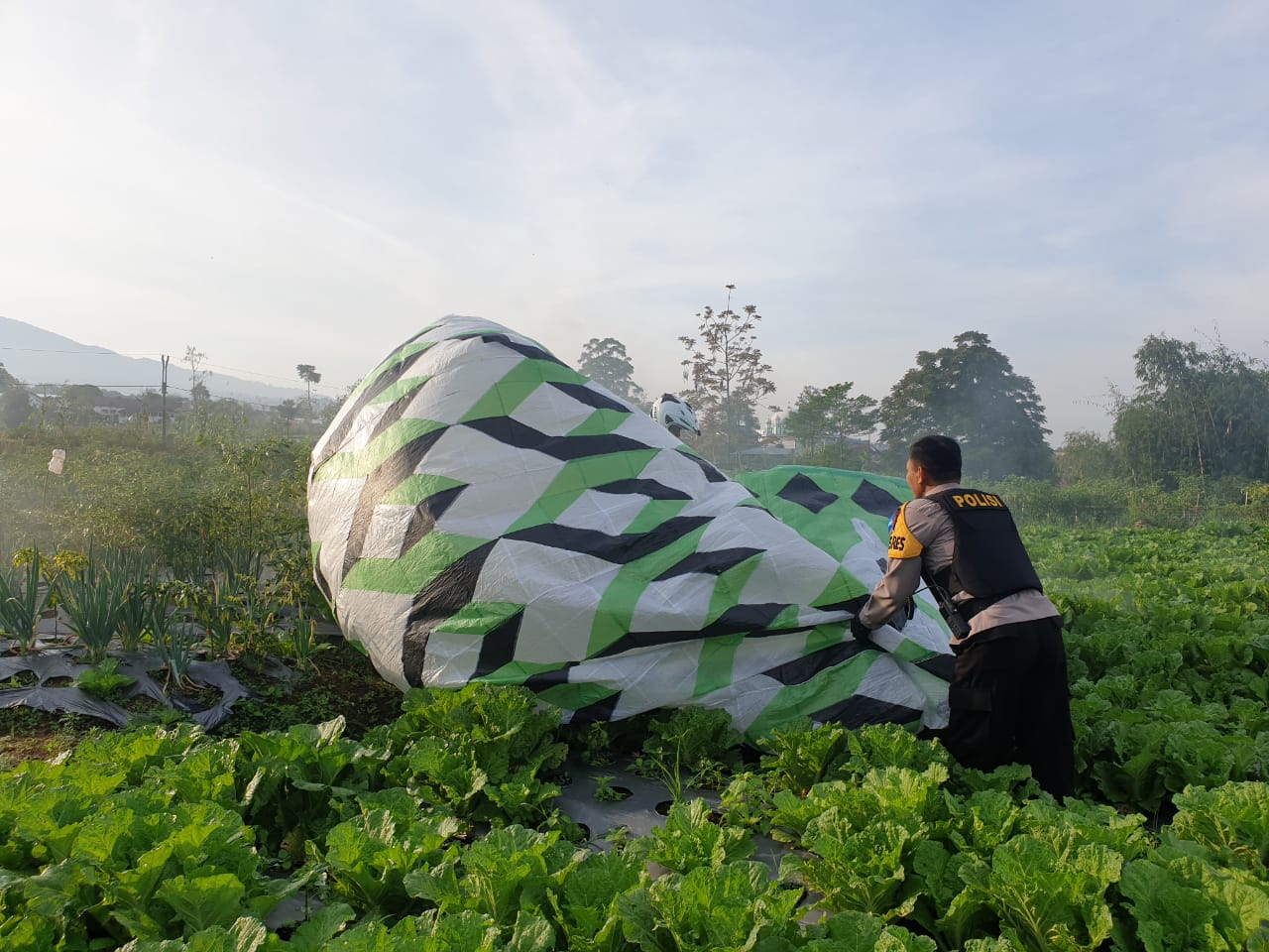 Anggota Polres Wonosobo saat menggagalkan penerbangan balon liar di Kecamatan Kertek Selasa (16/4/2024).