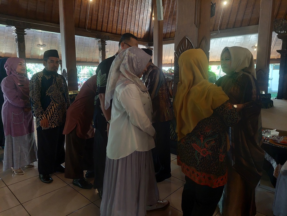 Halalbihalal Hari Raya Idul Fitri 1445 Hijriyah dengan seluruh aparatur sipil negara (ASN) wilayah setempat di Pendopo Pengayoman pada Rabu (17/4/2024).