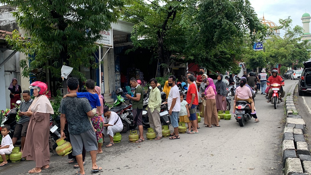 Warga Kendal saat mengantre pembelian elpiji 3 kilogram di pangkalan beberapa waktu lalu.