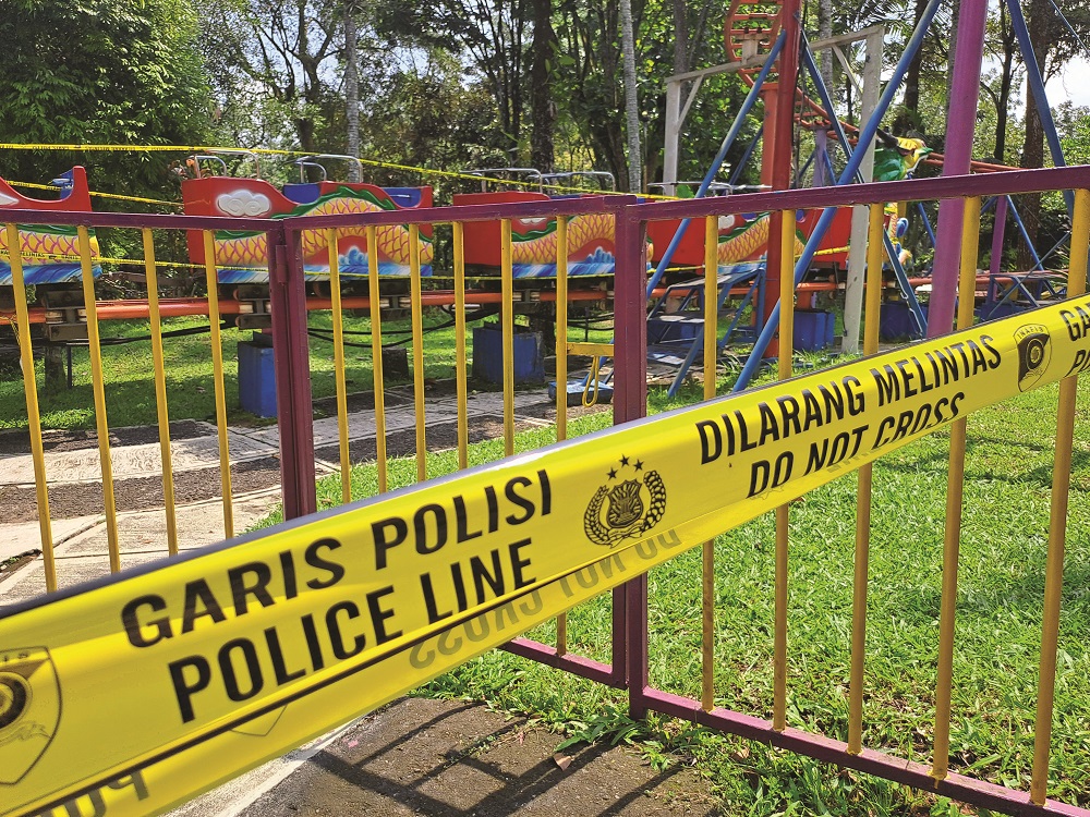 Police line masih dipasang di dragon coaster  Taman Kyai Langgeng (TKL) Ecopark, Kota Magelang.