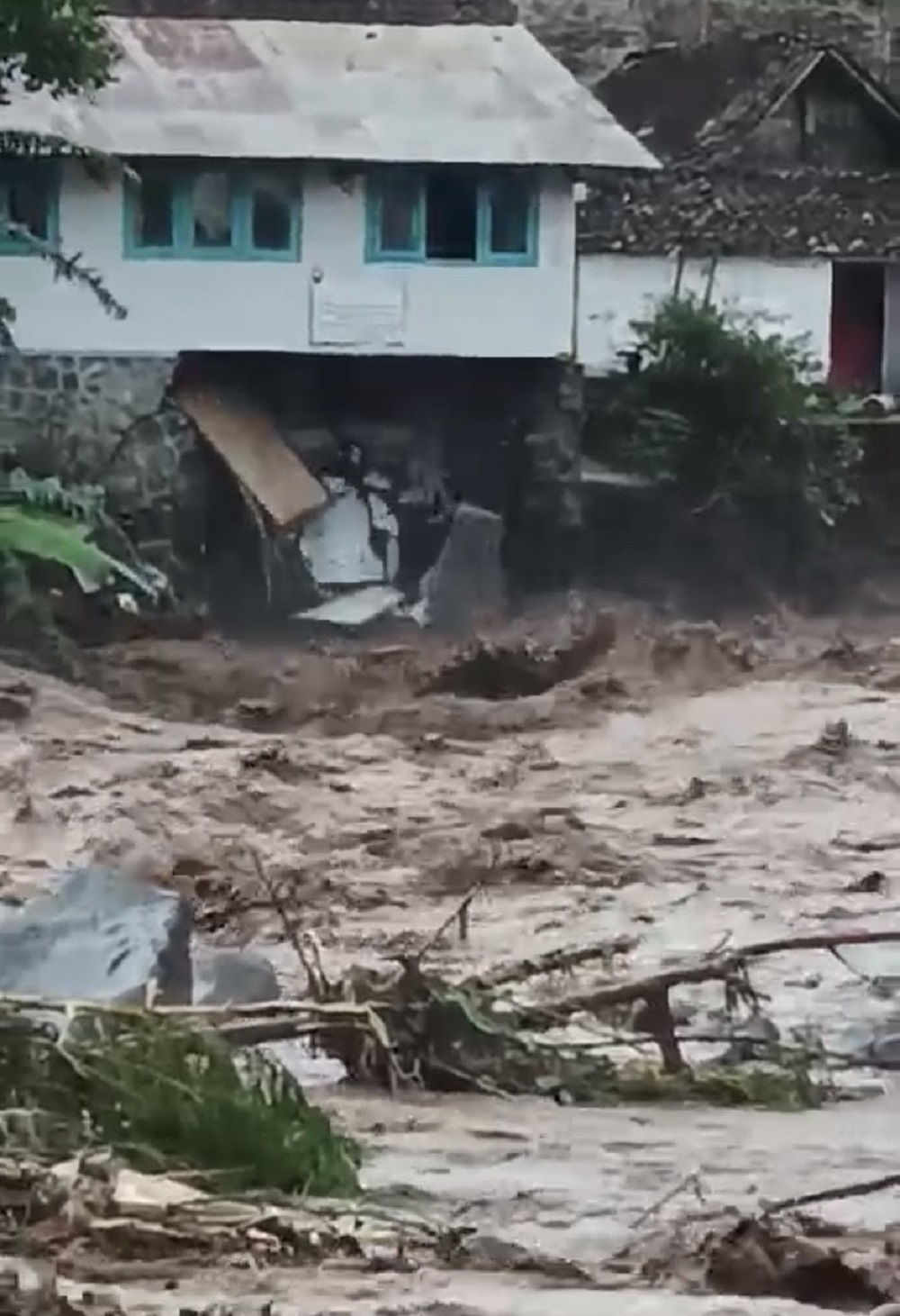 Fondasi rumah warga di tepi Sungai Galeh Parakan, Temanggung ambrol tergerus banjir, Minggu (21/4/2024).