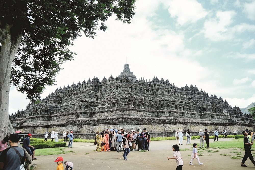 Sebanyak 63.427 wisatawan mengunjungi Taman Wisata Candi Borobudur (TWCB) selama libur Hari Raya Idul Fitri 1445 H lalu.