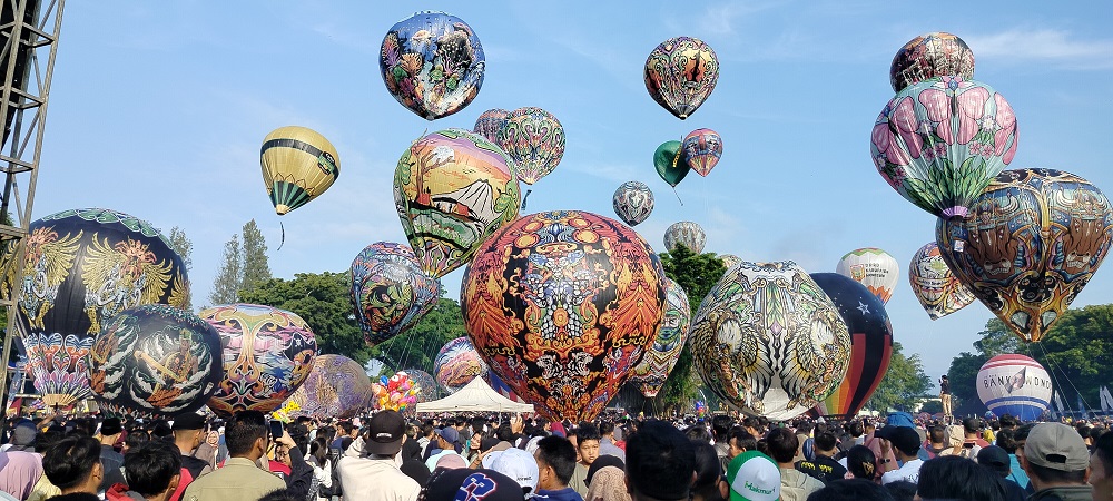 Sebanyak 53 balon udara menghias langit Wonosobo pada puncak Festival Mudik Lebaran 2024 yang digelar di Alun-alun Kota Wonosobo, Minggu (21/4/2024) pagi.