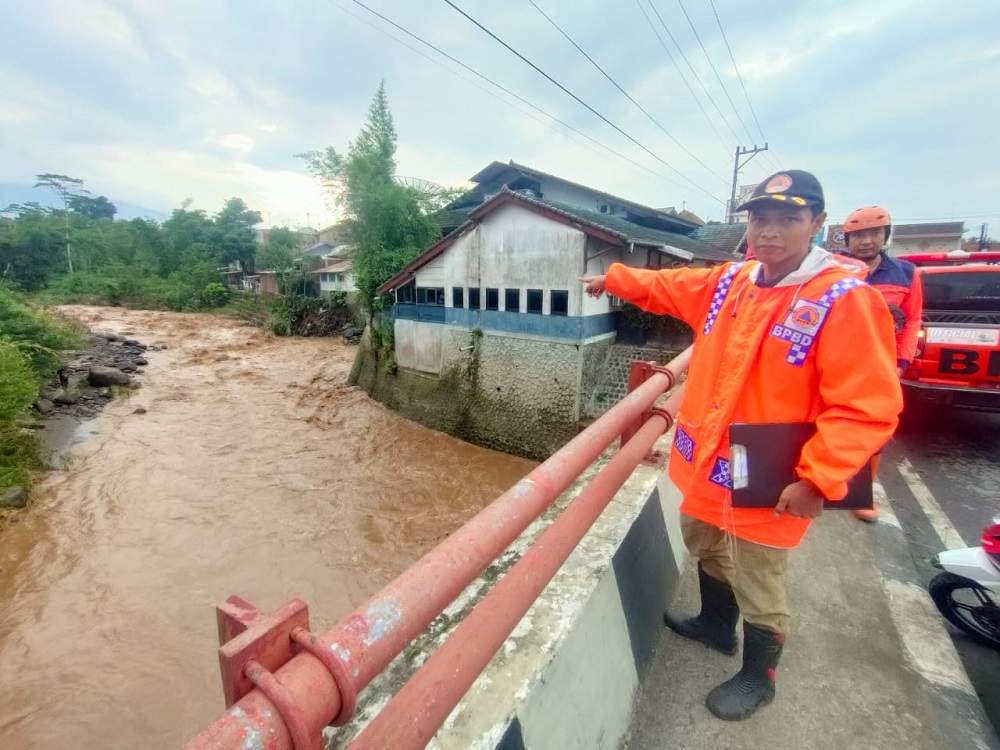 Fondasi rumah warga di tepi Sungai Galeh Parakan, Temanggung ambrol tergerus banjir, Minggu (21/4/2024).