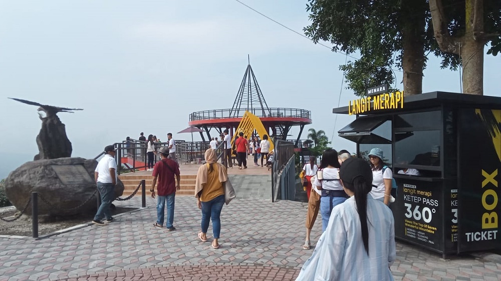 Gardu pandang Menara Langit Merapi di Ketep Pass Kabupaten Magelang.