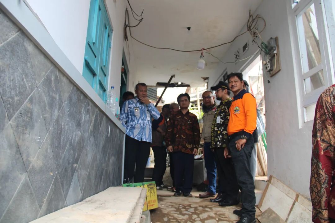Pj Bupati Temanggung Hary Agung Prabowo meninjau rumah warga terdampak banjir di Kentengsari, Kelurahan Parakan Wetan,  Senin (22/4/2024).