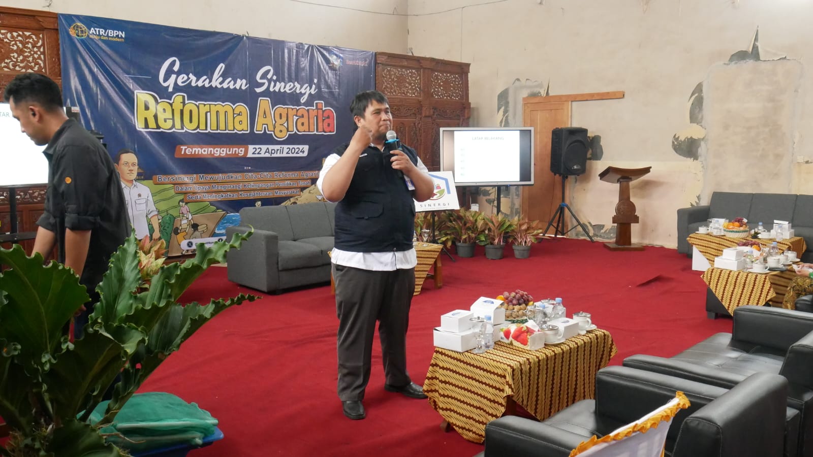 Narasumber memberikan pelatihan budidaya magot di Balai Desa Pakurejo Bulu Temanggung, Senin (22/4/2024)