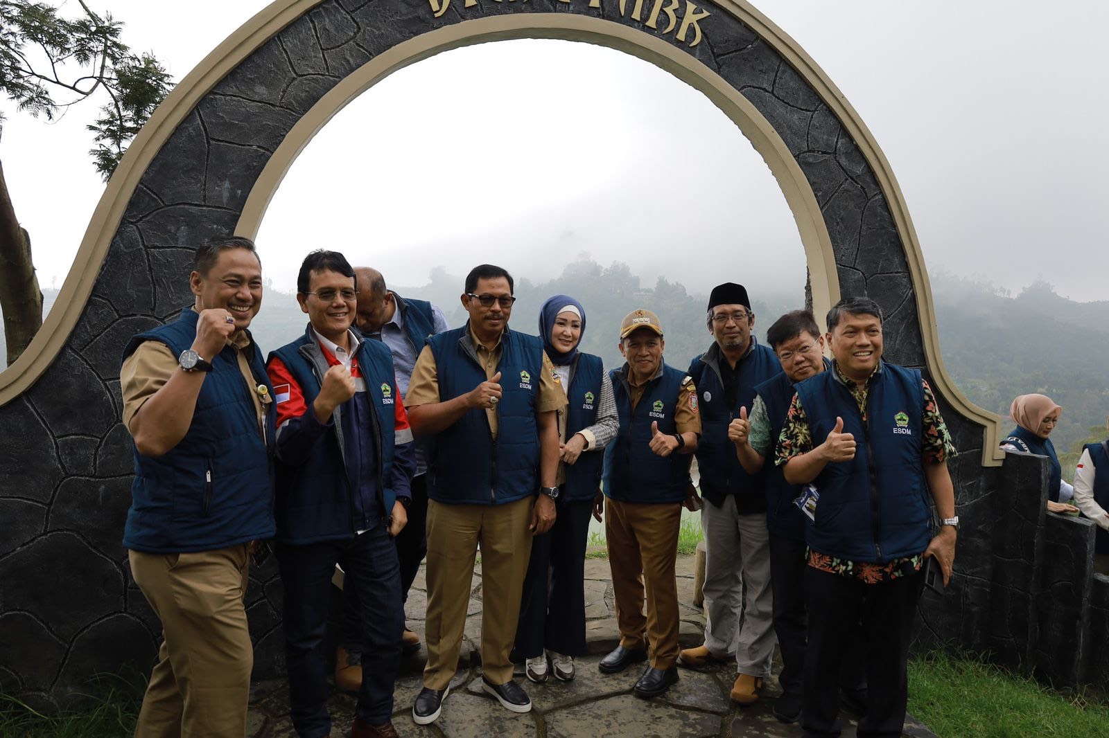 Pj Gubernur Jateng Nana Sudjana, Bupati Wonosobo Afif Nurhidayat dan Pj Bupati Banjarnegara Tri Harso Widirahmanto bersama dinas terkait di Taman Syailandra Dataran Tinggi Dieng, Senin (22/4/2024).