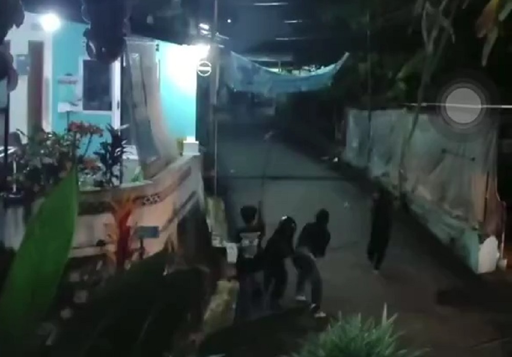 Tawuran dua kelompok pemuda di Kampung Tuguran RT 4 RW 6, Potrobangsan, Magelang Utara yang terekam kamera CCTV, Rabu (24/4) sekitar pukul 00.00.