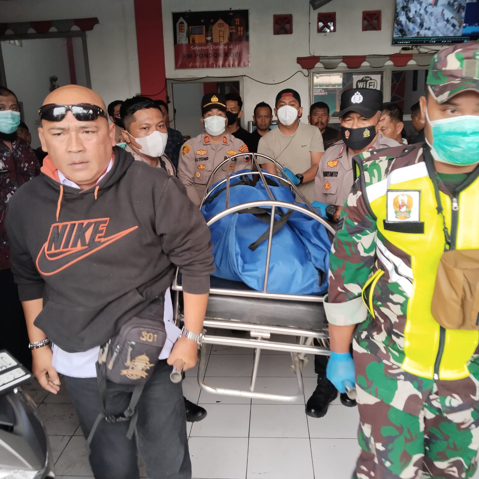 Petugas mengevakuasi jenazah korban yang ditemukan tak bernyawa di toilet kafe di Kertek.