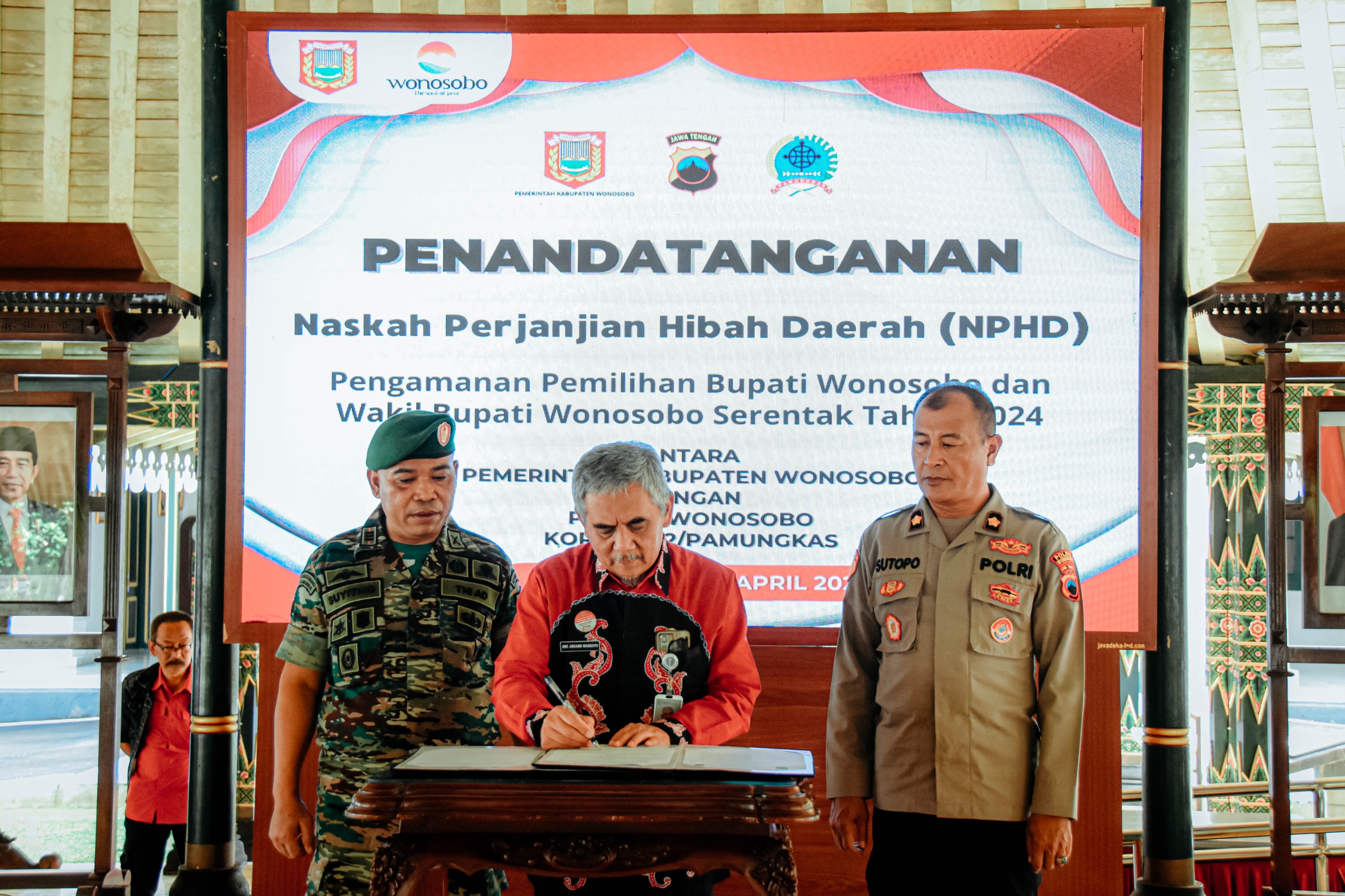 Sekda Kabupaten Wonosobo One Andang saat menandatangani hibah pengamanan Pemilu 2024 di Pendopo Kabupaten, Jumat (26/4/2024).