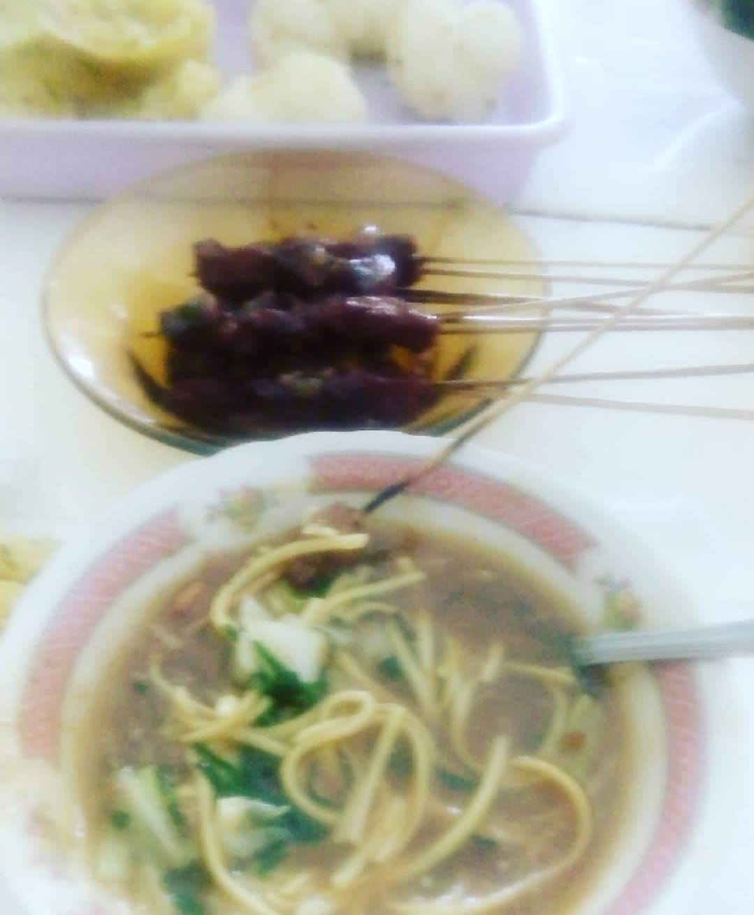 Mi ongklok cocok disantap dengan sate sapi. Ini makanan khas Wonosobo.