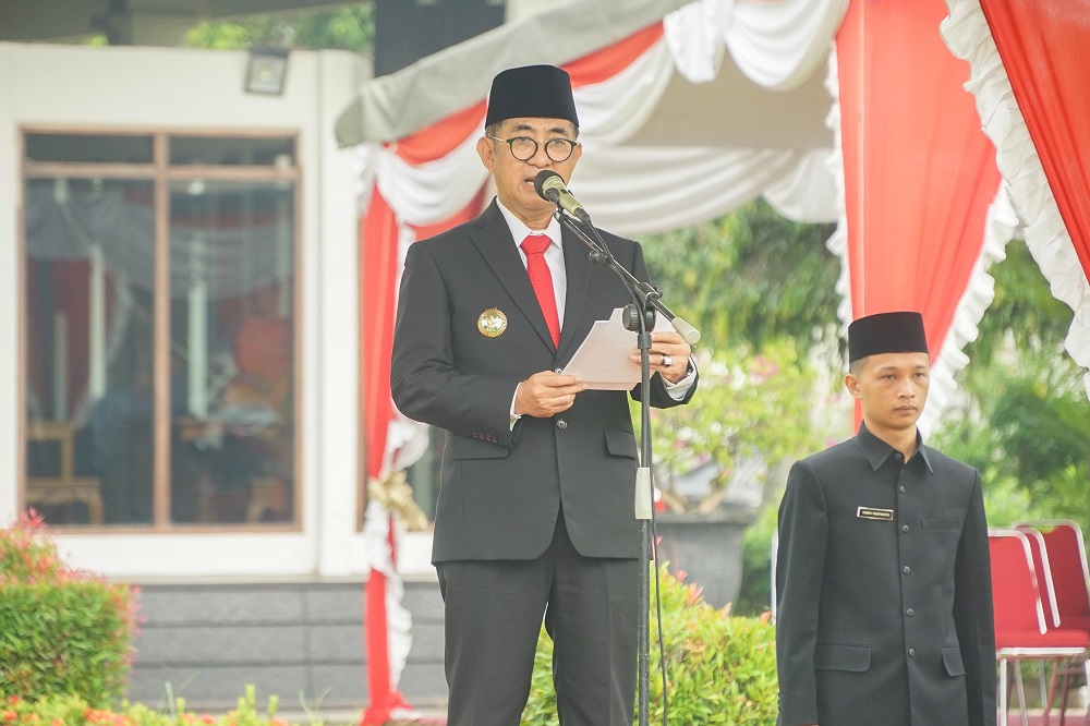 Pj Bupati Magelang Sepyo Achanto saat memimpin Upacara Peringatan Hari Otonomi Daerah XXVIII Tahun 2024 di lingkungan Pemkab Magelang.