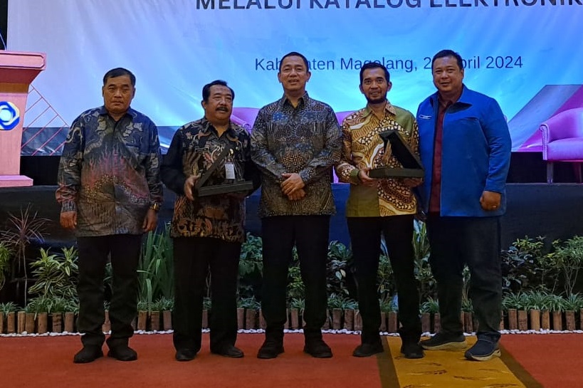 Ketua DPRD Kabupaten Magelang Saryan Adiyanto (dua dari kanan) bersama Kepala LKPP Hendrar Prihadi (tengah) di Grand Artos Hotel & Convention Center, Jumat (26/4/2024).