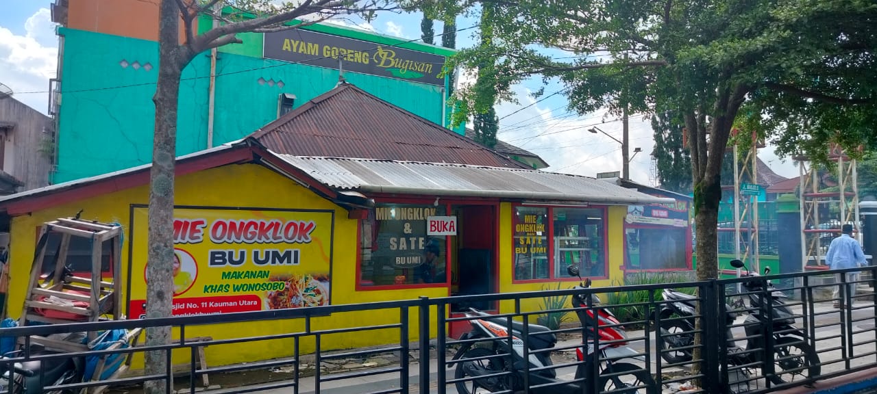 Warung mi ongklok Bu Umi di dekat Masjid Al Manshur