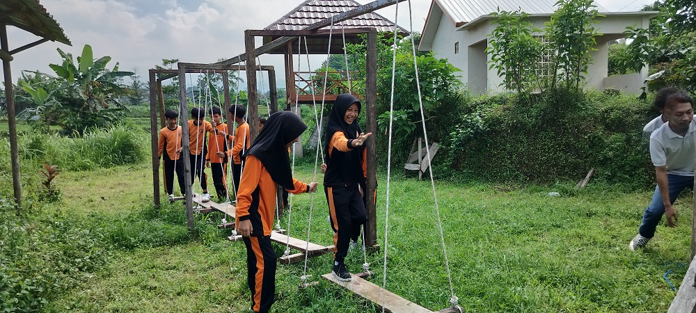 Sejumlah siswa SD Negeri 1 Bejiarum Kertek mengikuti pelajaran di sekolah alam Ayodya Eco Learning Space.