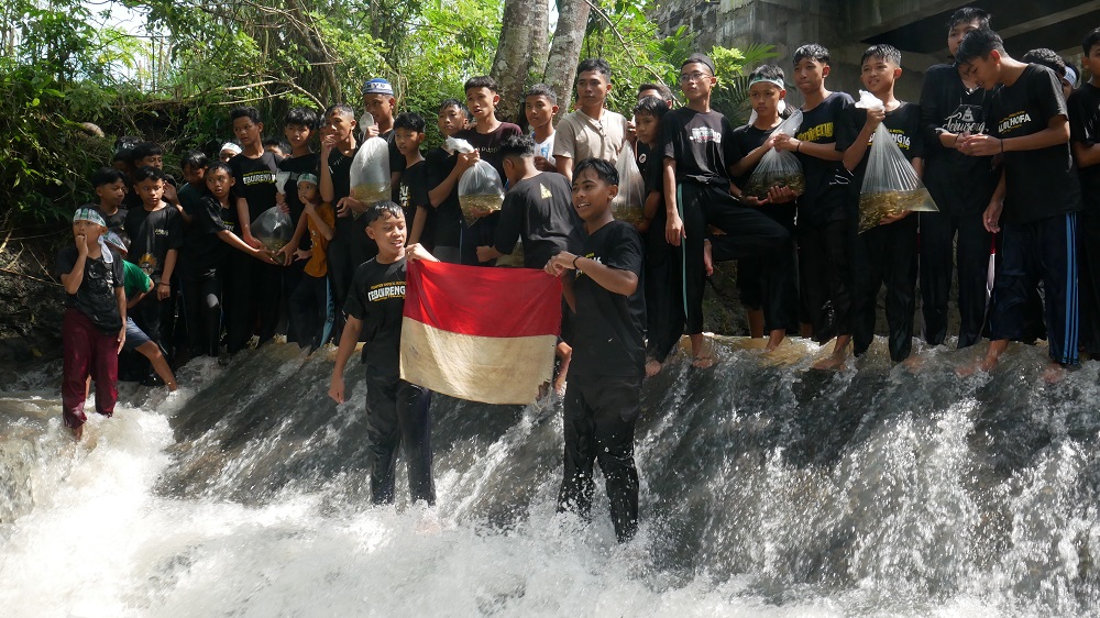 Santri Pondok Pesantren Tahfidzul Quran Al-Musthofa Cabang Tebuireng 16 membersihkan sampah di Sungai Simangut, Minggu (28/4/2024).