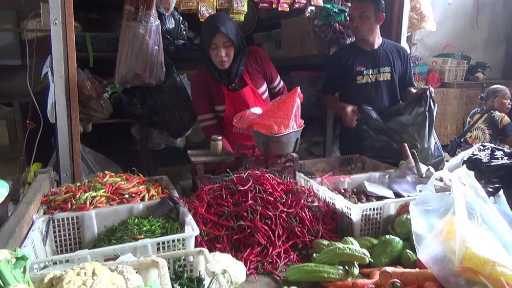 Aktivitas jual beli sejumlah komoditas di Pasar Tradisional Kendal.