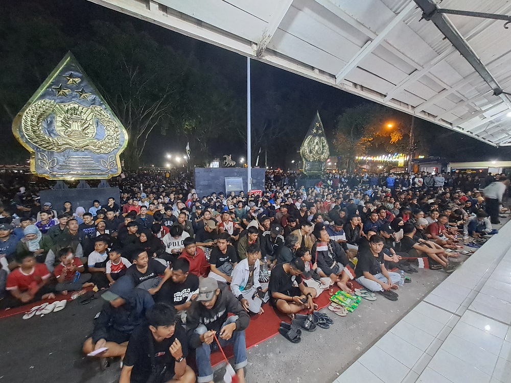 Ribuan warga saat nonton bareng (nobar) laga semifinal Piala Asia U-23 antara Timnas Indonesia dan Timnas Uzbekistan di depan Heritage Polres Magelang Kota, Senin (29/4/2024) malam.