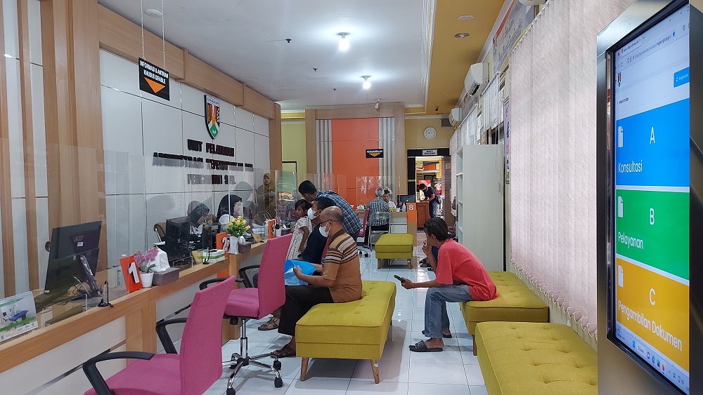 Suasana pelayanan di kantor Disdukcapil Kota Magelang.