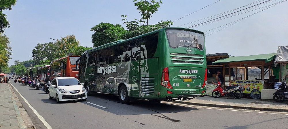 Bus pengunjung Candi Borobudur parkir di tepi jalan Dusun Janan, Borobudur, Kabupaten Magelang.
