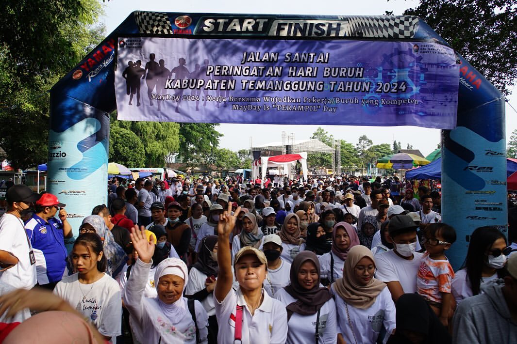 Ribuan pekerja di Kabupaten Temanggung mengikuti jalan santai memeringati May Day, Rabu (1/5/2024).