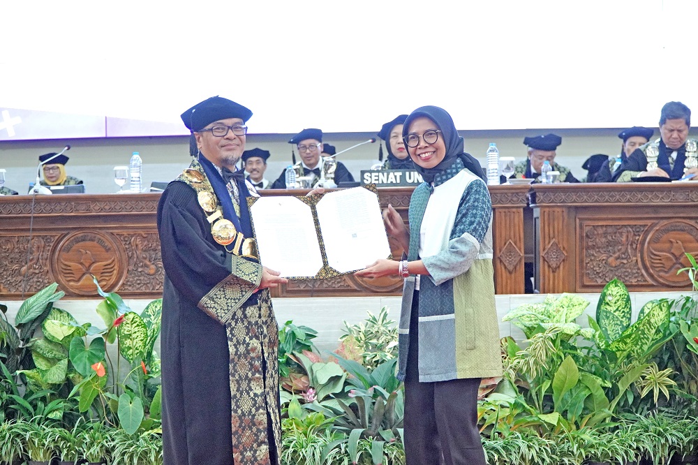 Rektor Untidar Prof Sugiyarto menerima SK PTN BLU dari Direktur Pembinaan Pengelolaan Keuangan BLU Kemenkeu Ririn Kadariyah, Kamis (2/5/2024).