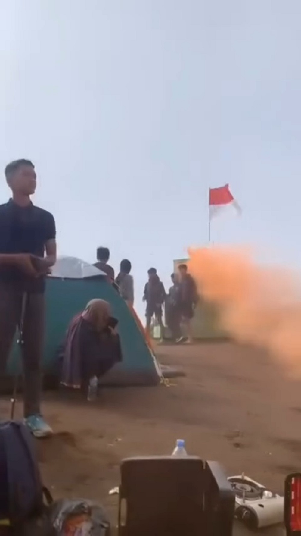 Pendaki menyalakan flare di Puncak Alap-Alap Gunung Andong Kabupaten Magelang, Rabu (1/5/2024).