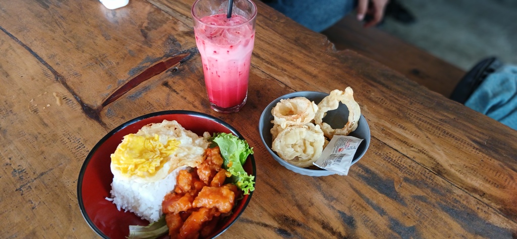 Minuman dan makanan di Rintik Kopi.