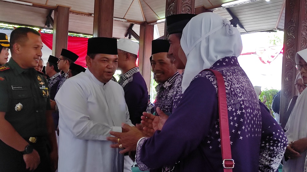 Bupati Semarang Ngesti Nugraha menyalami calon jamaah haji seusai pelepasan di Pendopo Rumah Dinas Bupati Semarang