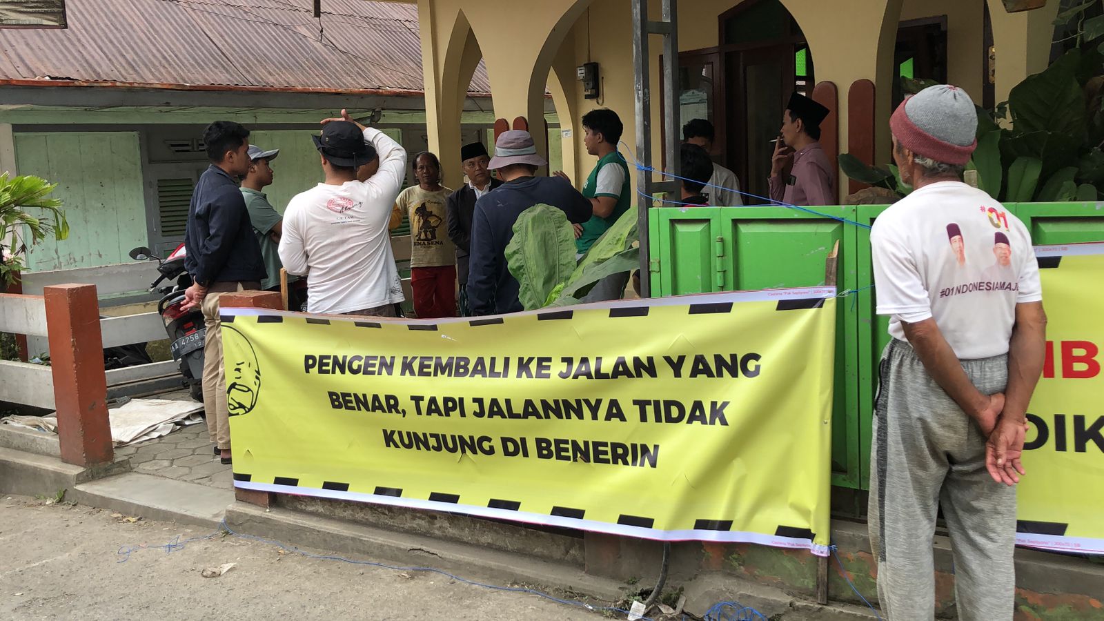 Wakil Bupati Wonosobo Muhammad Albar saat menemui warga yang melakukan protes di Kelurahan Kalibeber, Kecamatan Mojotengah kemarin (5/5/2024).
