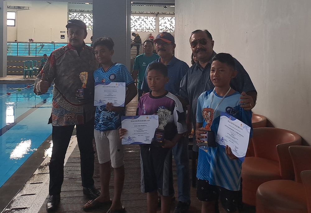 Ketua KONI Kota Magelang Ali Sobri Sungkar menyerahkan hadiah kepada juara fun swimming di GAC Kota Magelang, Minggu (5/5/2024).