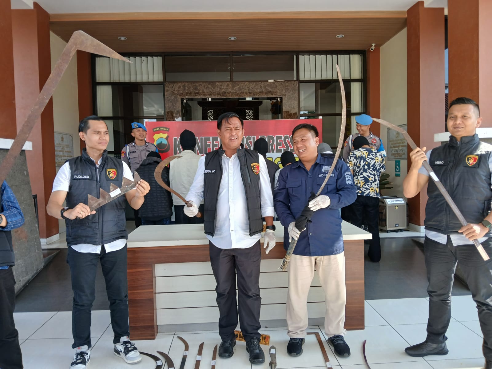 Petugas kepolisian menunjukkan barang bukti yang digunakan oleh para pelaku ketika merusak sepeda motor di Tegong, Kecamatan Jumo, Kabupaten Temanggung.