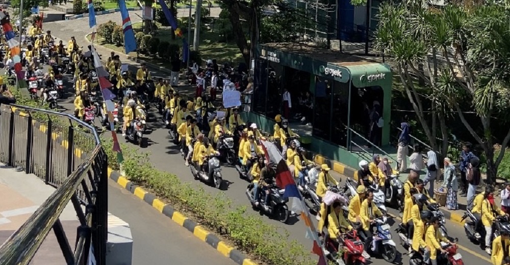 Aksi mahasiswa Universitas Negeri Semarang (UNNES) memprotes kenaikan IPI hingga empat kali lipat