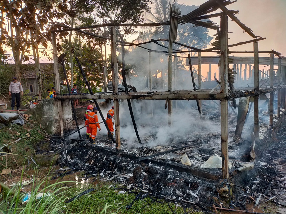 Polisi dan petugas damkar tengah melakukan pemadaman dan pendinginan kebakaran kandang ayam di Kelurahan Ngampin, Kecamatan Ambarawa, Rabu (8/5/2024).