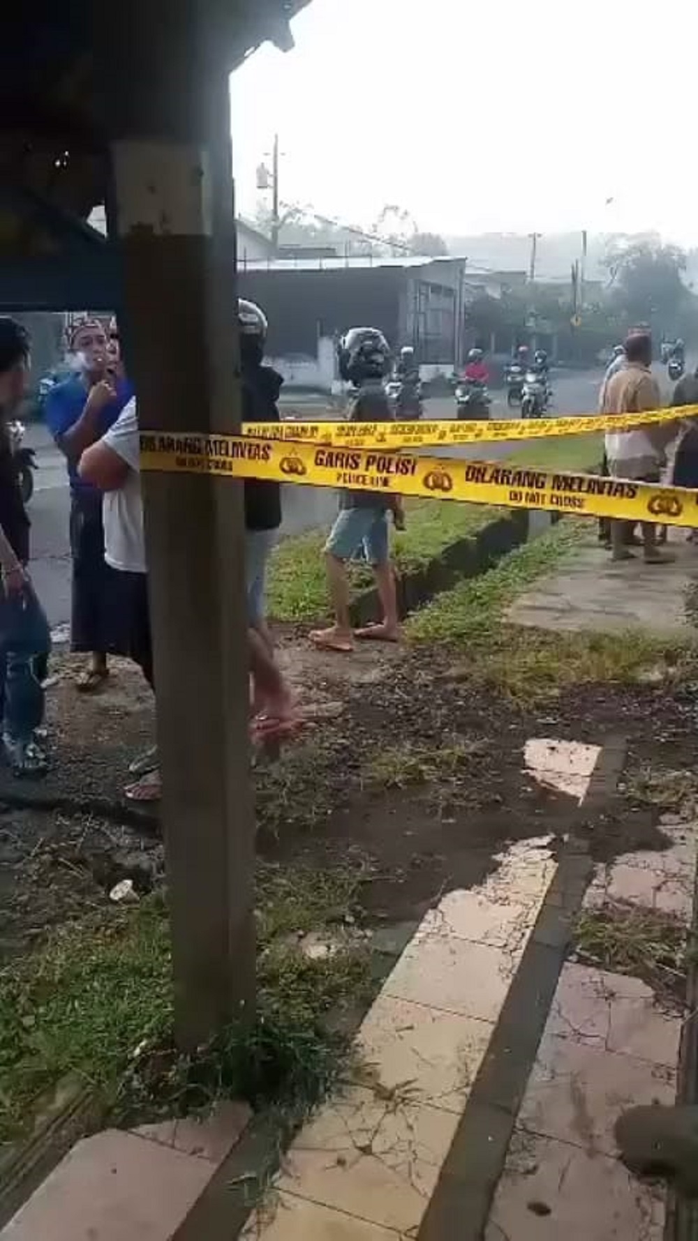 Lokasi duel maut di Lapangan Sepakbola Desa Nguwet, Kecamatan Kranggan, Kabupaten Temanggung diberi police line, Kamis (9/5/2024).